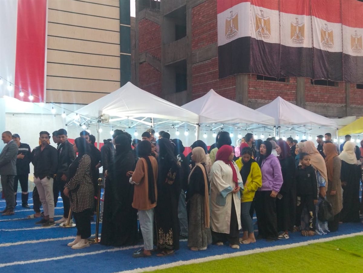 جانب من المشهد أمام اللجان، فيتو