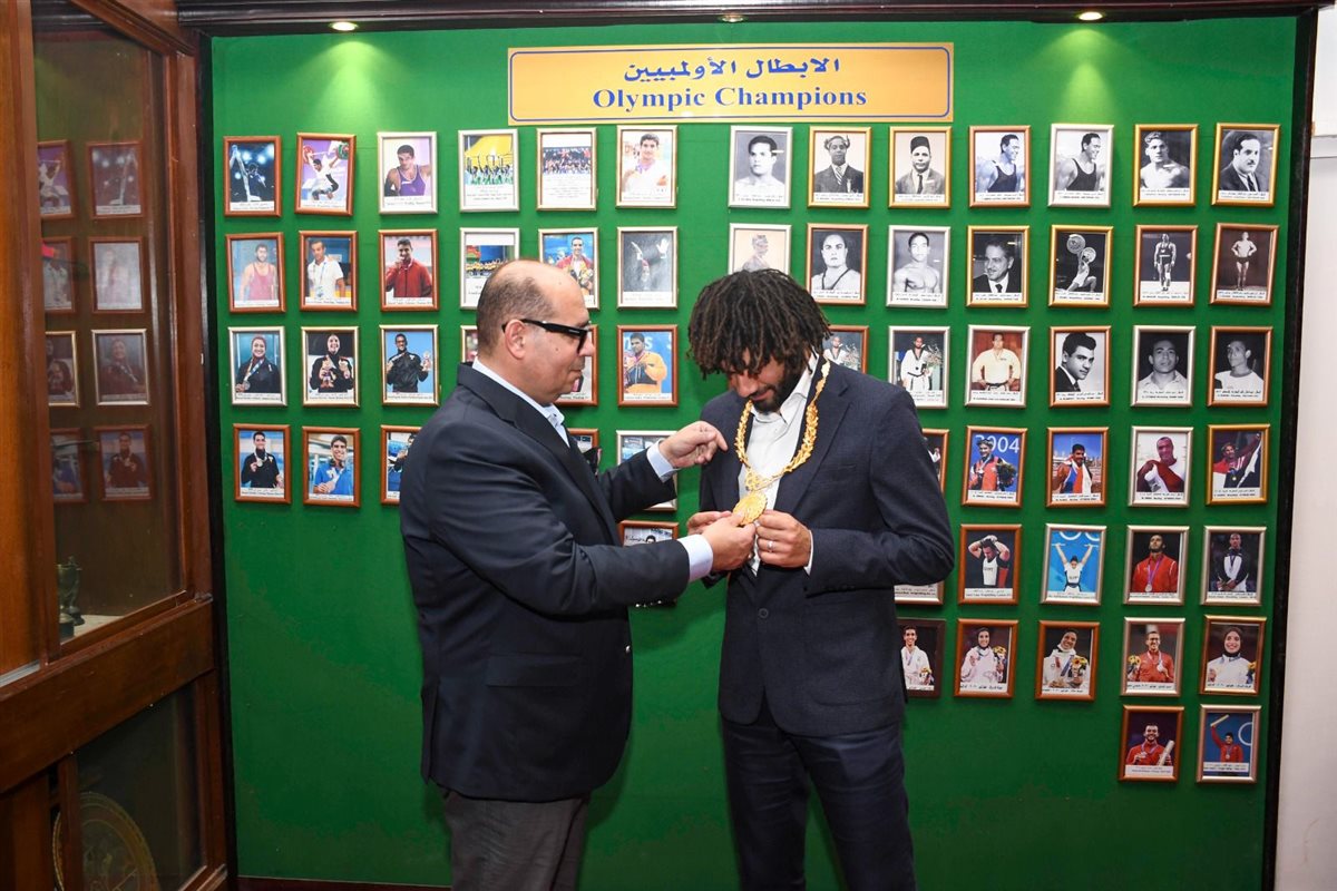 ياسر إدريس يمنح النني القلادة الذهبية ويعلن اختياره سفيرا للجنة الأولمبية &nbsp;