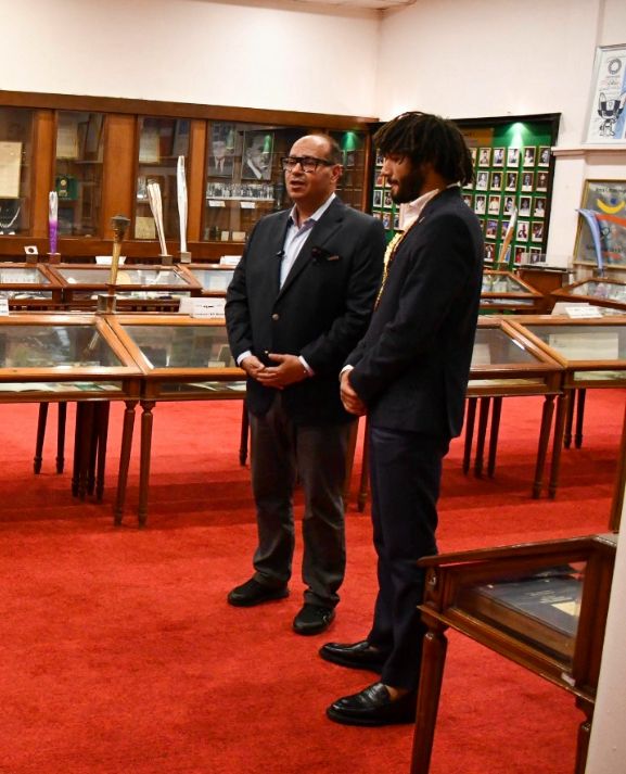 ياسر إدريس يمنح النني القلادة الذهبية ويعلن اختياره سفيرا للجنة الأولمبية &nbsp;