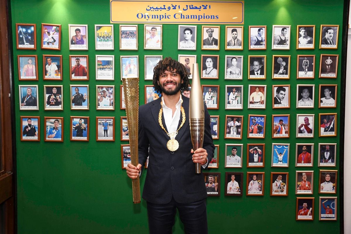 ياسر إدريس يمنح النني القلادة الذهبية ويعلن اختياره سفيرا للجنة الأولمبية &nbsp;