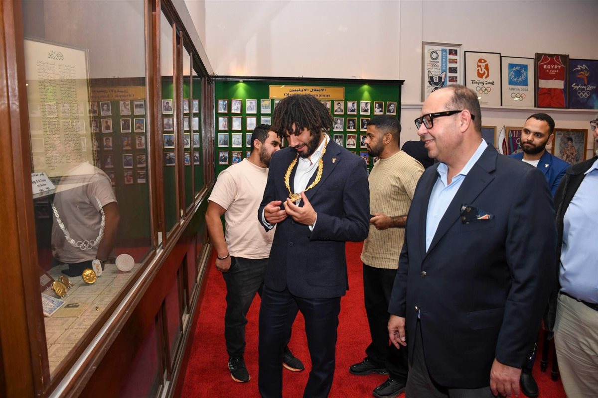 ياسر إدريس يمنح النني القلادة الذهبية ويعلن اختياره سفيرا للجنة الأولمبية &nbsp;