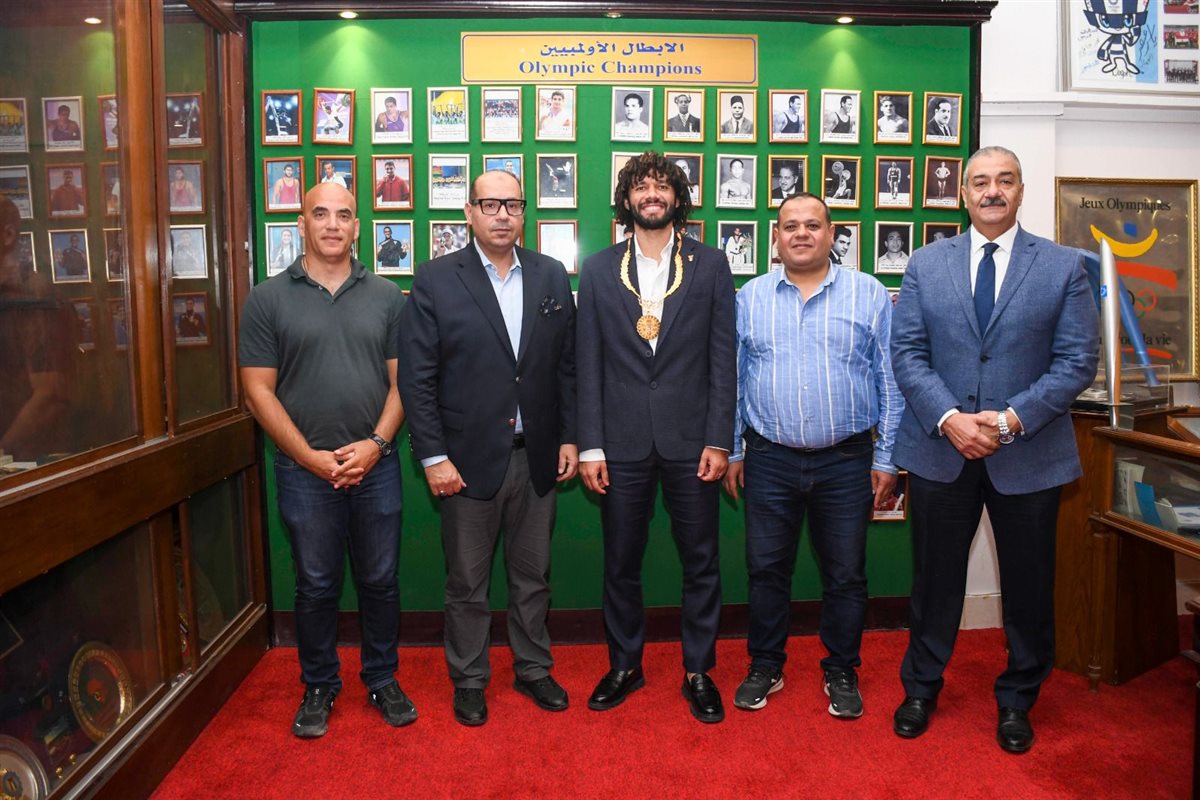 ياسر إدريس يمنح النني القلادة الذهبية ويعلن اختياره سفيرا للجنة الأولمبية &nbsp;