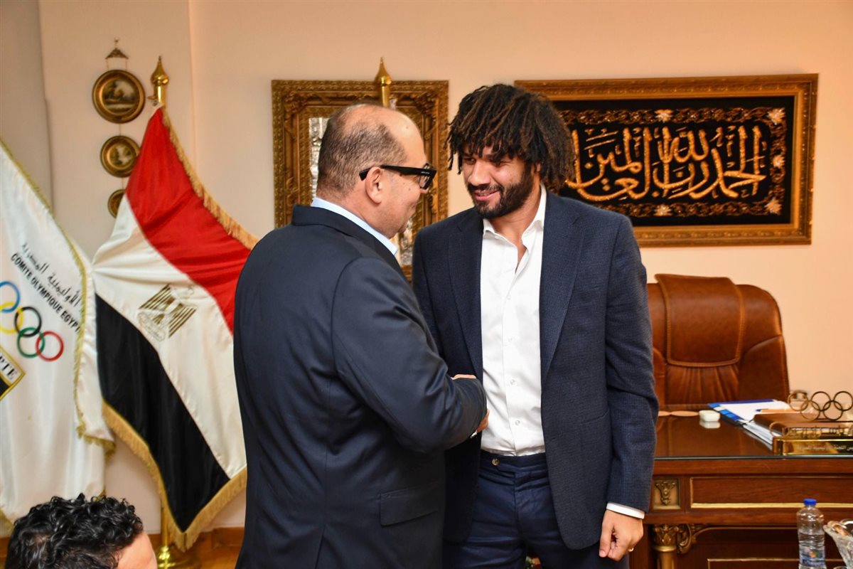 ياسر إدريس يمنح النني القلادة الذهبية ويعلن اختياره سفيرا للجنة الأولمبية &nbsp;