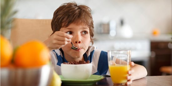 سناكس صحى للطفل لاعب السباحة 