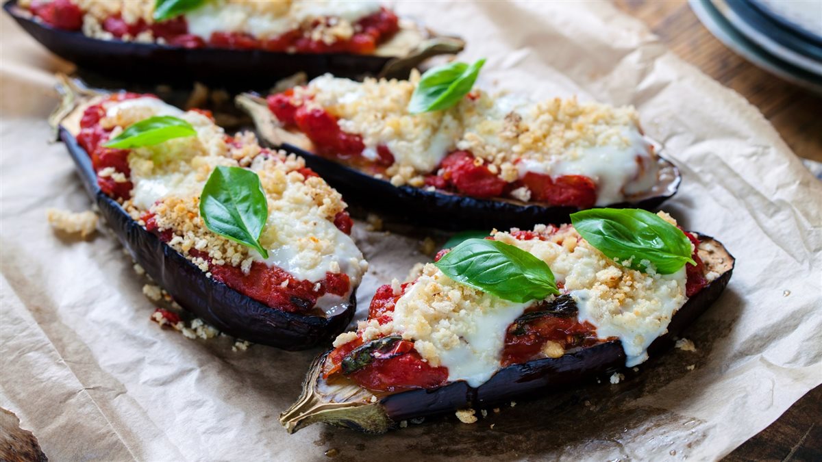 طريقة عمل قوارب الباذنجان باللحم والجبن 