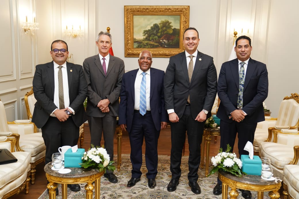 لقاء رئيس هيئة الرعاية الصحية مع المدير الإقليمي للبنك الدولي