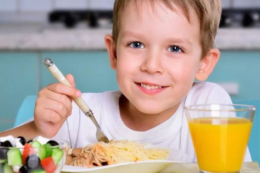 أكلات مهمة لطفلك لاعب السباحة