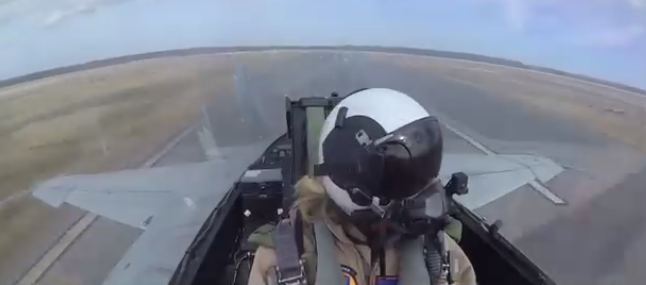 لارا تارمب داخل قمرة قيادة المقاتلة، فيتو