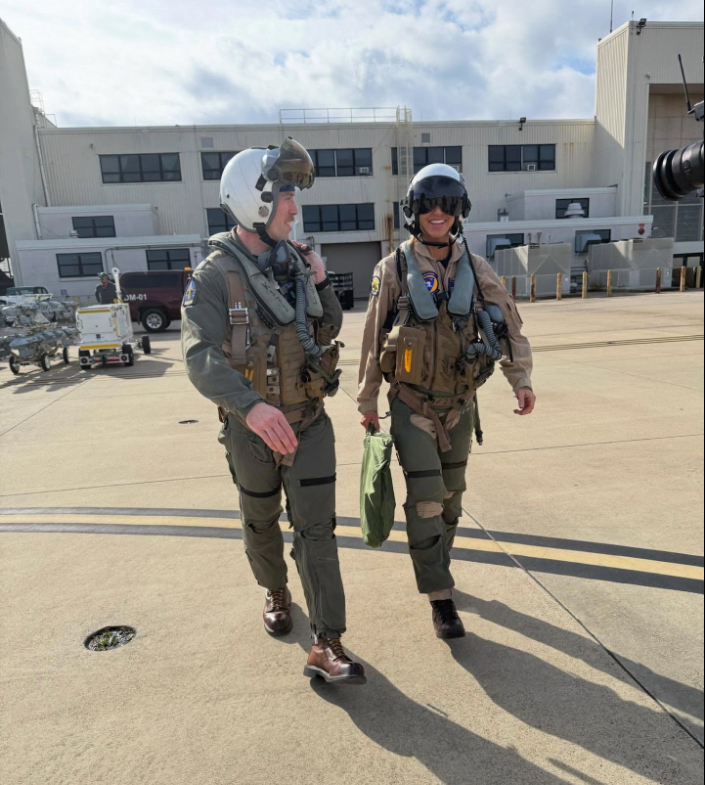 لارا ترامب تتعلم قيادة المقاتلة الأمريكية أف 18، فيتو