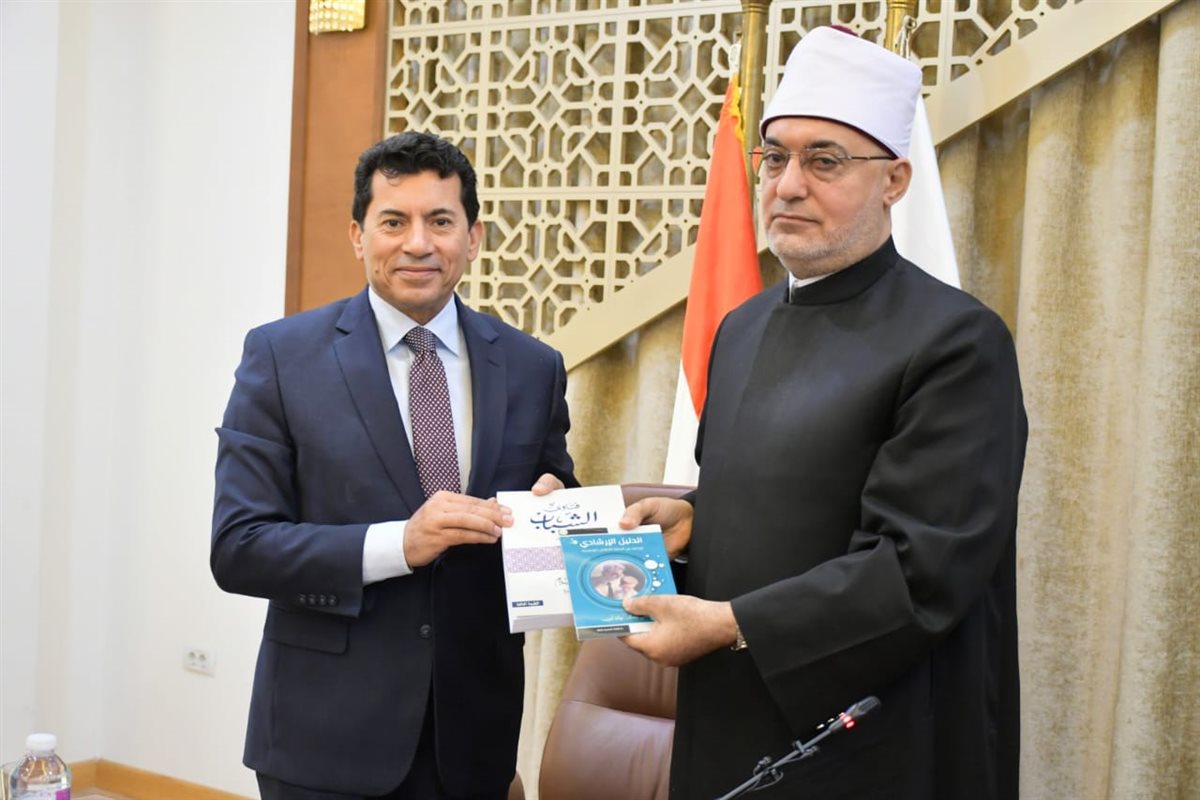 وزير الشباب والرياضة يلتقي مفتي الجمهورية لبحث تعزيز التعاون المشترك