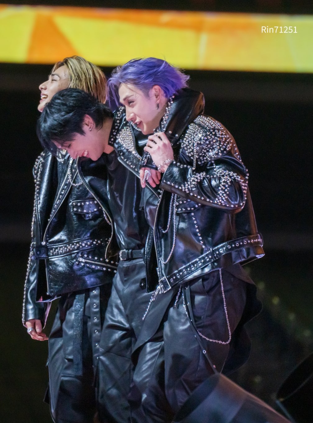 &nbsp;Lee know في الحفل مع اعضاء فريقه، فيتو