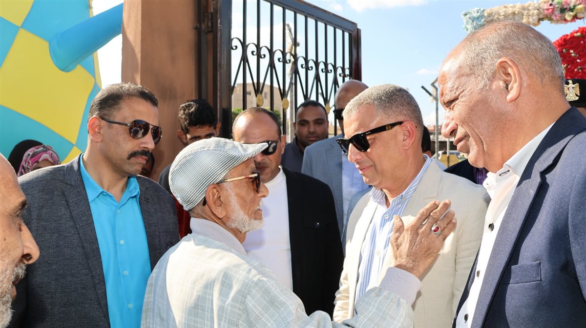 محافظ الإسماعيلية خلال لقاء المواطنين، فيتو