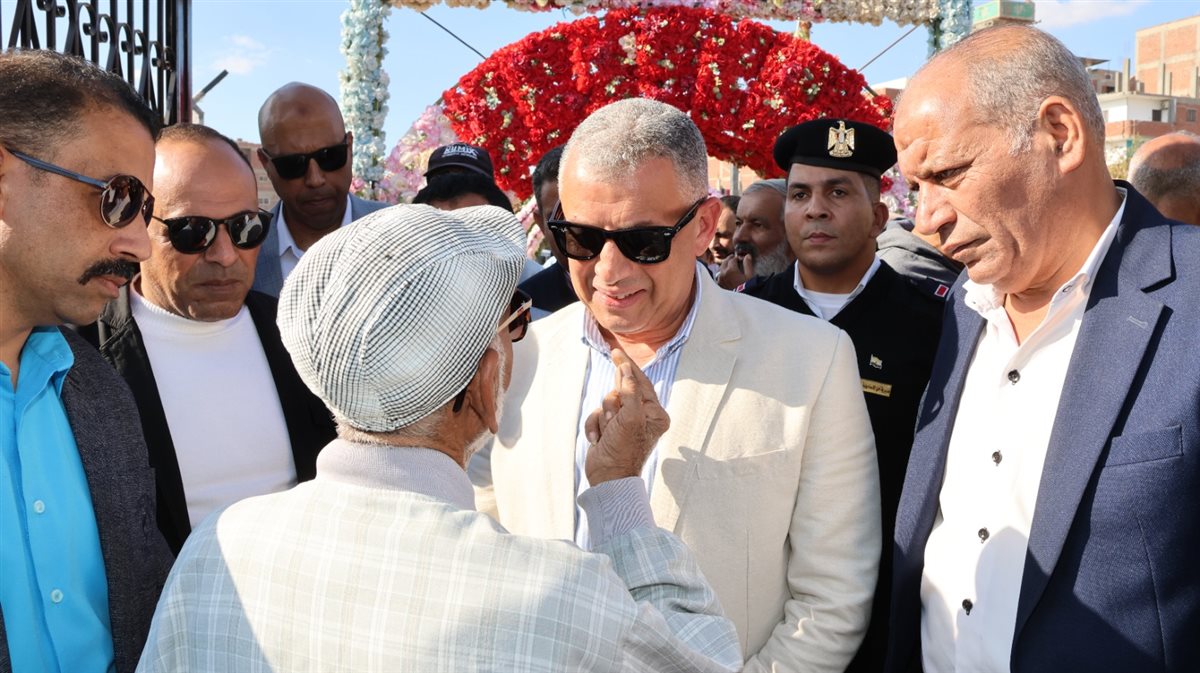 محافظ الإسماعيلية خلال لقاء المواطنين، فيتو