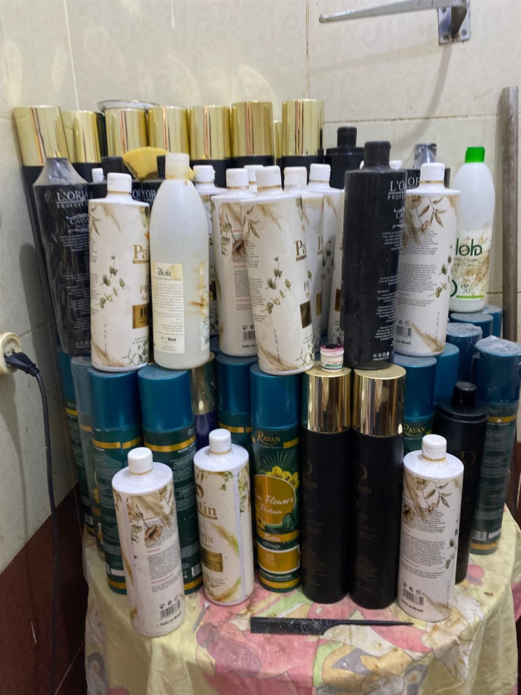 جانب من المضبوطات التي تم ضبطها داخل المركز،فيتو