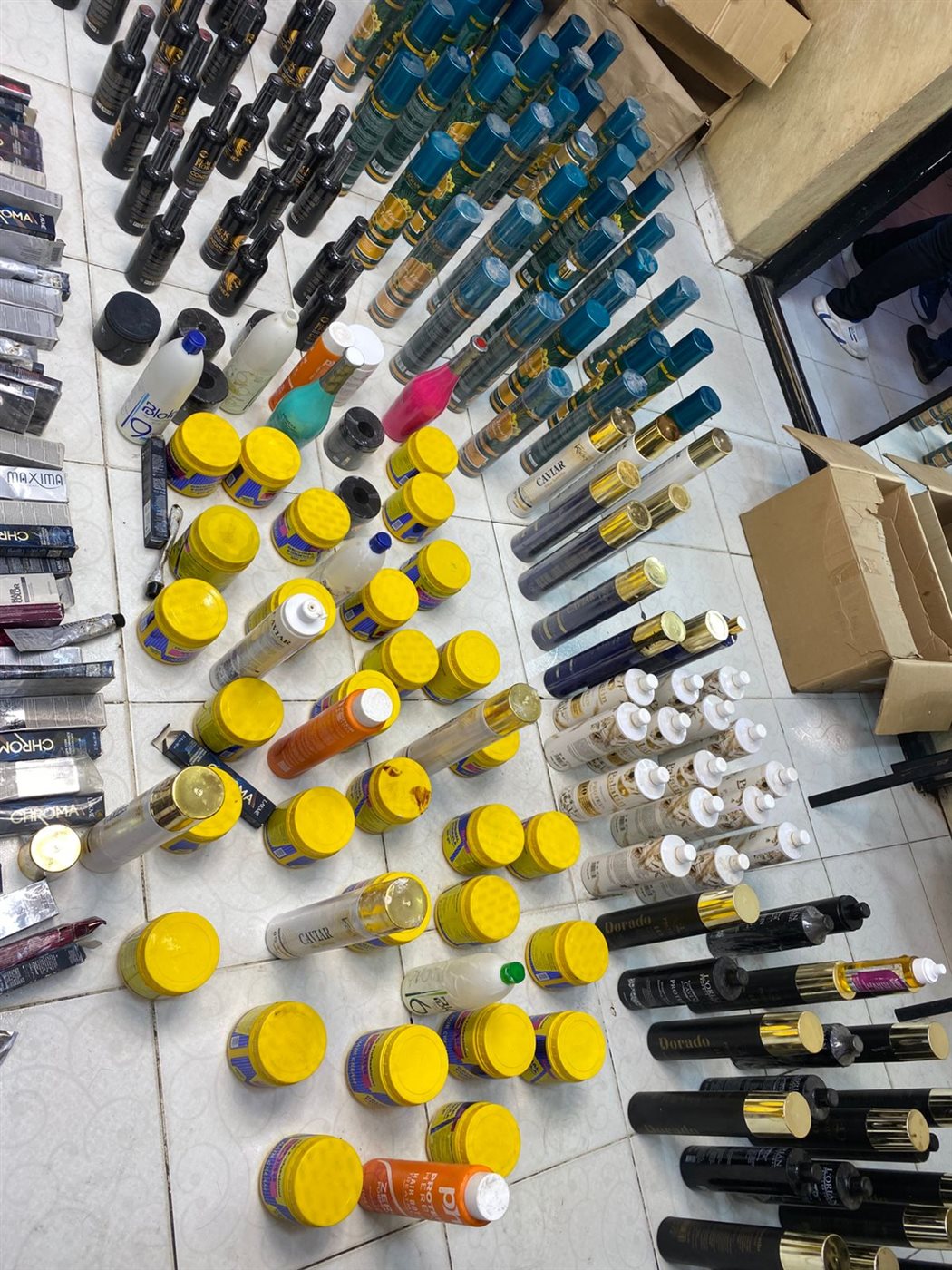 جانب من المضبوطات التي تم ضبطها داخل المركز،فيتو