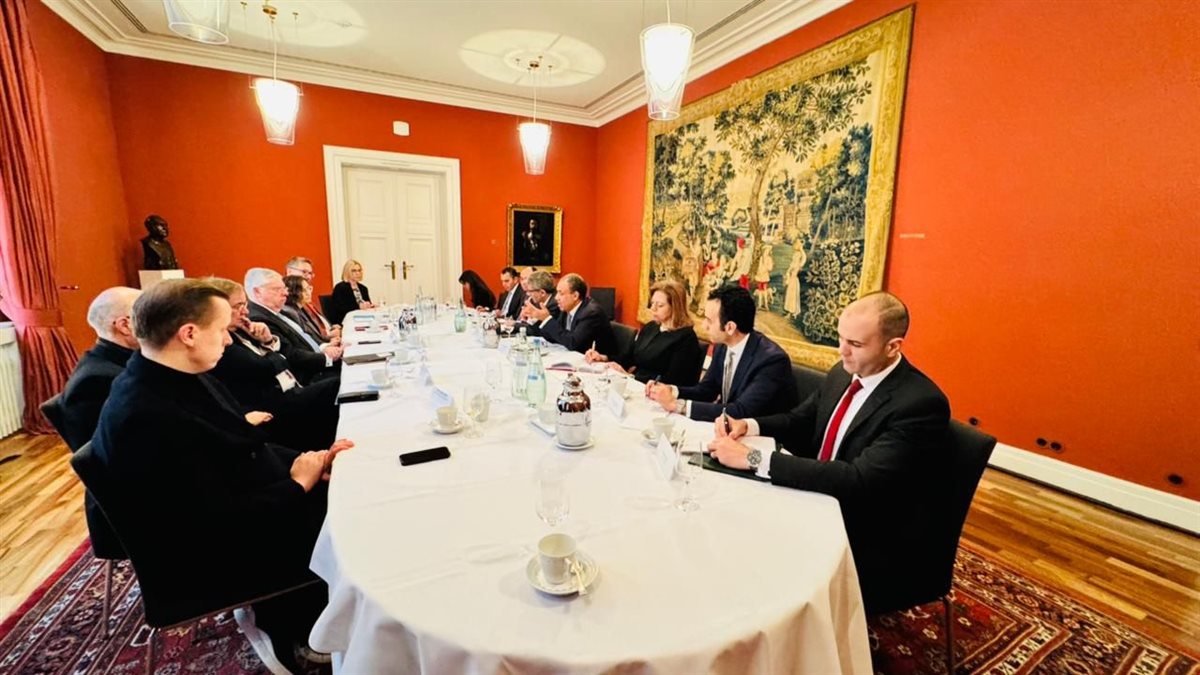 لقاء عبدالعاطي بأعضاء لجنة العلاقات الخارجية بالبرلمان الألماني