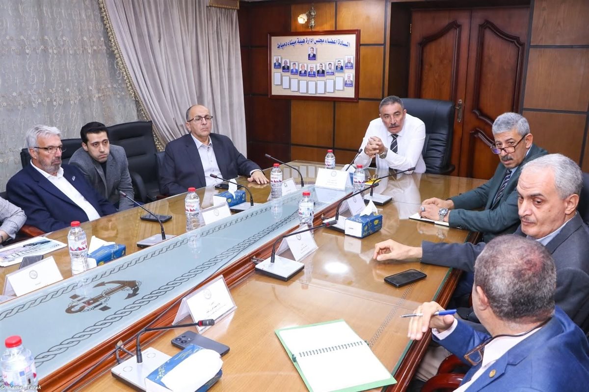 رئيس هيئة ميناء دمياط يجتمع مع وفد التحالف المسؤول عن تشغيل محطة تحيا مصر 1