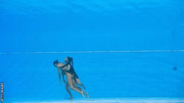 إنقاذ المدربة سباحة أمريكية من الغرق في بطولة العالم