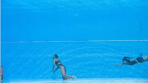 إنقاذ المدربة سباحة أمريكية من الغرق في بطولة العالم