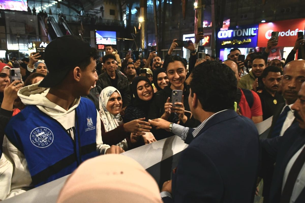 أشرف صبحي يودّع المشاركين في أولى أفواج قطار الشباب للأقصر وأسوان