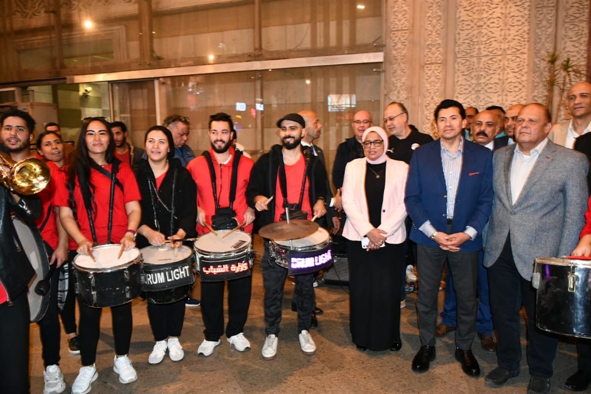 أشرف صبحي يودّع المشاركين في أولى أفواج قطار الشباب للأقصر وأسوان