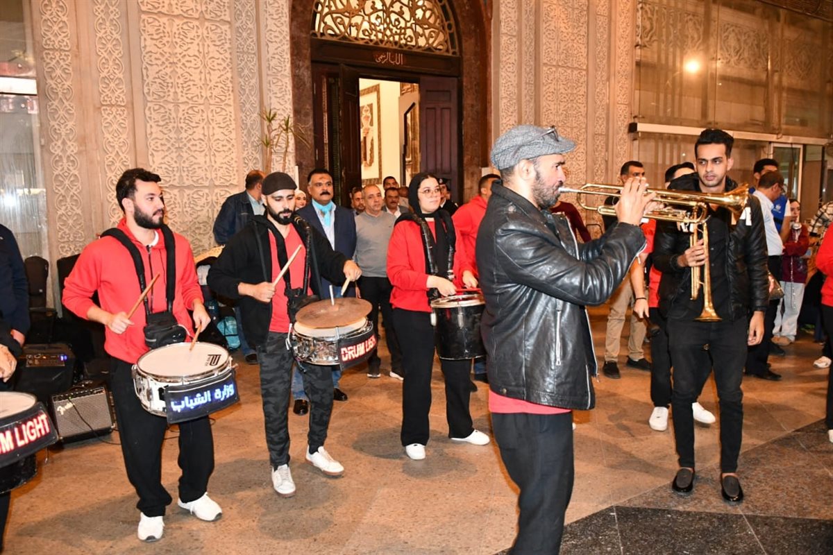 أشرف صبحي يودّع المشاركين في أولى أفواج قطار الشباب للأقصر وأسوان