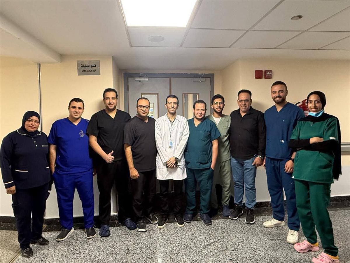 الفريق المشارك في إجراء الجراحة،فيتو