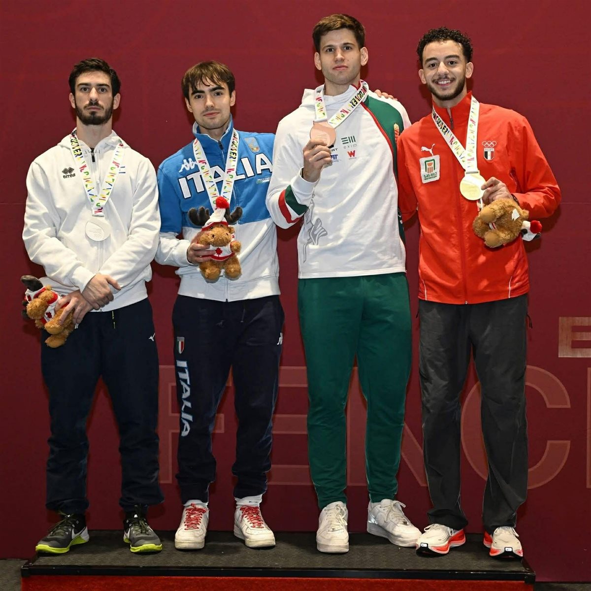 تتويج محمد السيد لاعب منتخب السلاح، فيتو