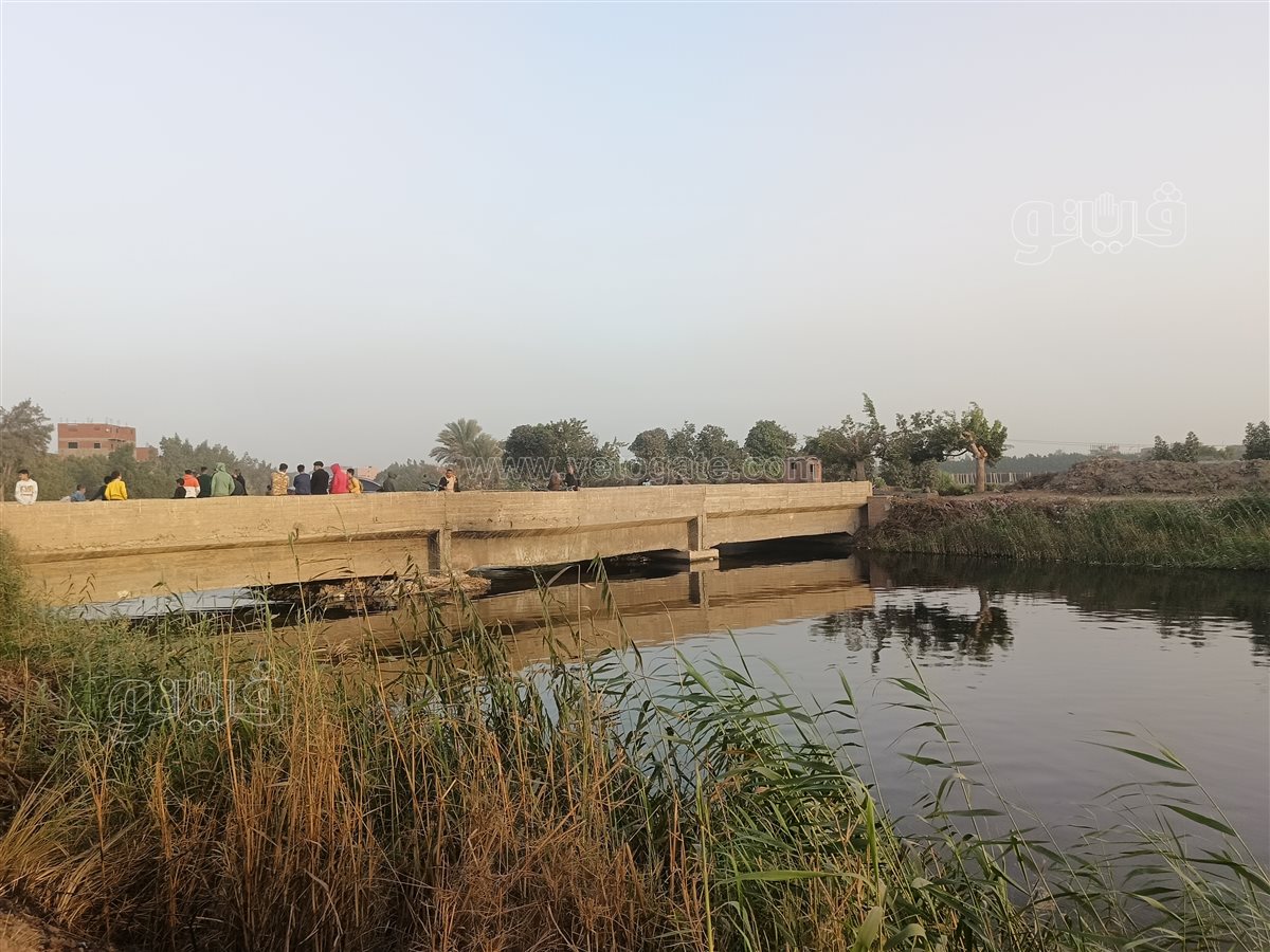 تجمعات الأهالي على جانبي المصرف،فيتو