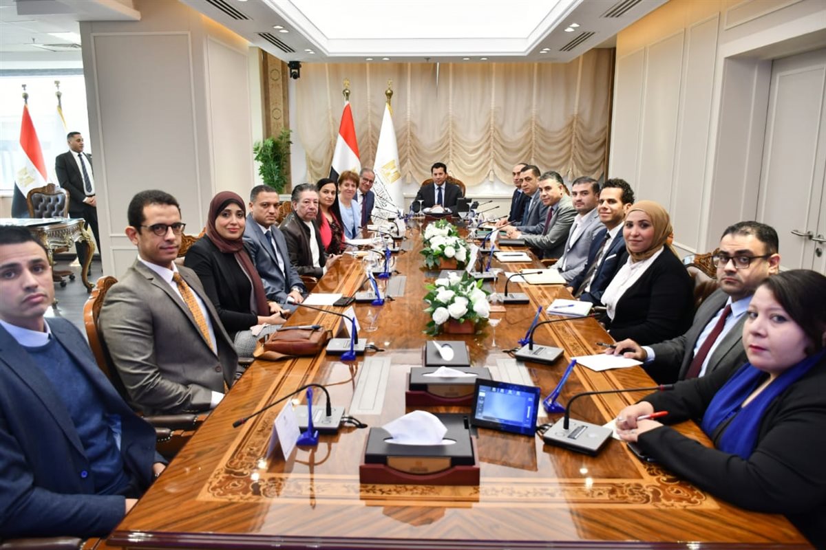 وزير الرياضة مع وفد 