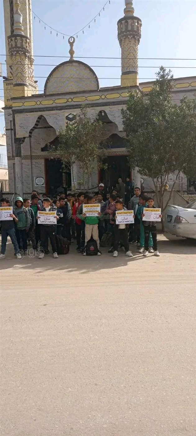 تلاميذ مدرسة قهبونة الابتدائية يودعون معلمتهم،فيتو