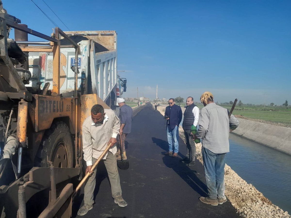 رصف طريق الحدادة في بني عبيد بالدقهلية