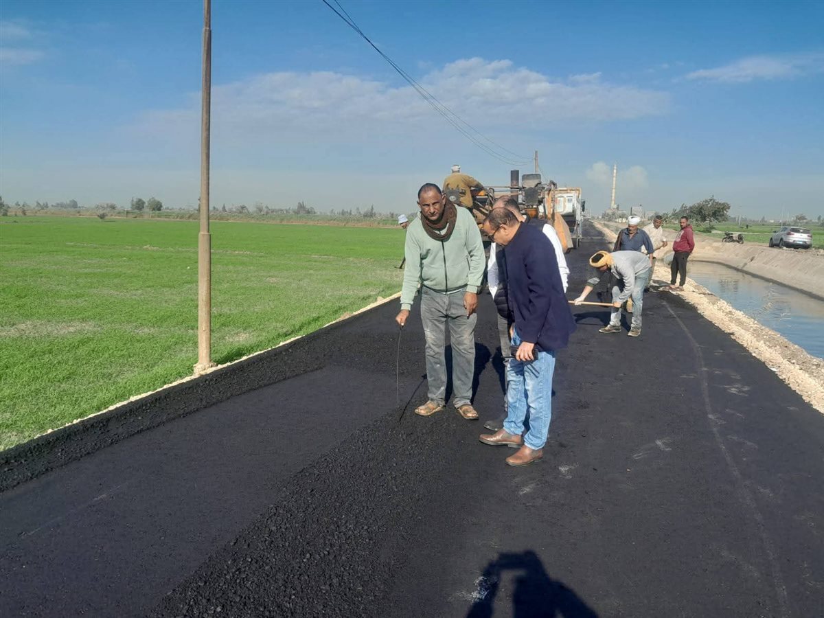 رصف طريق الحدادة في بني عبيد بالدقهلية