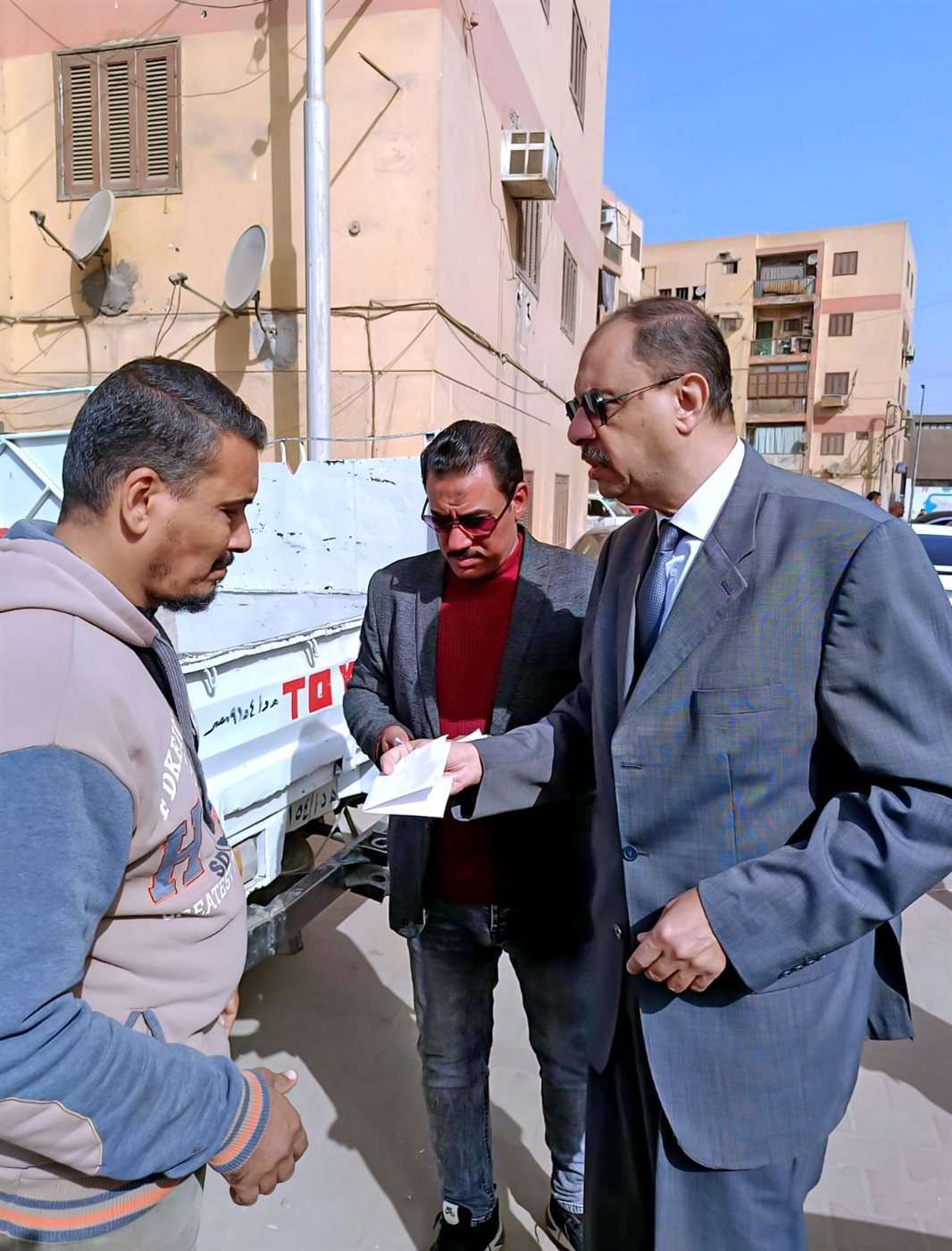 محافظ سوهاج يتفقد سير العمل بالمراكز التكنولوجية