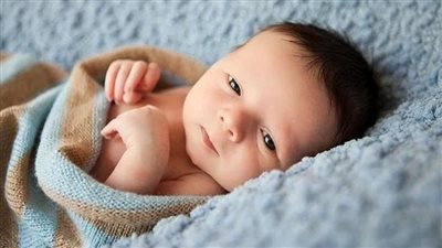 تقديم الماء للطفل الرضيع