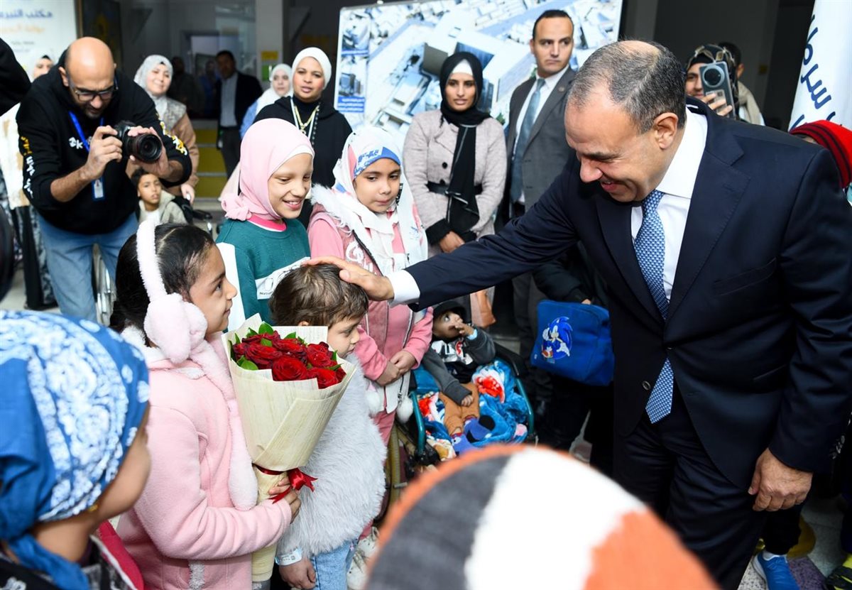 وزير الخارجية مع أطفال مستشفى 57357، فيتو