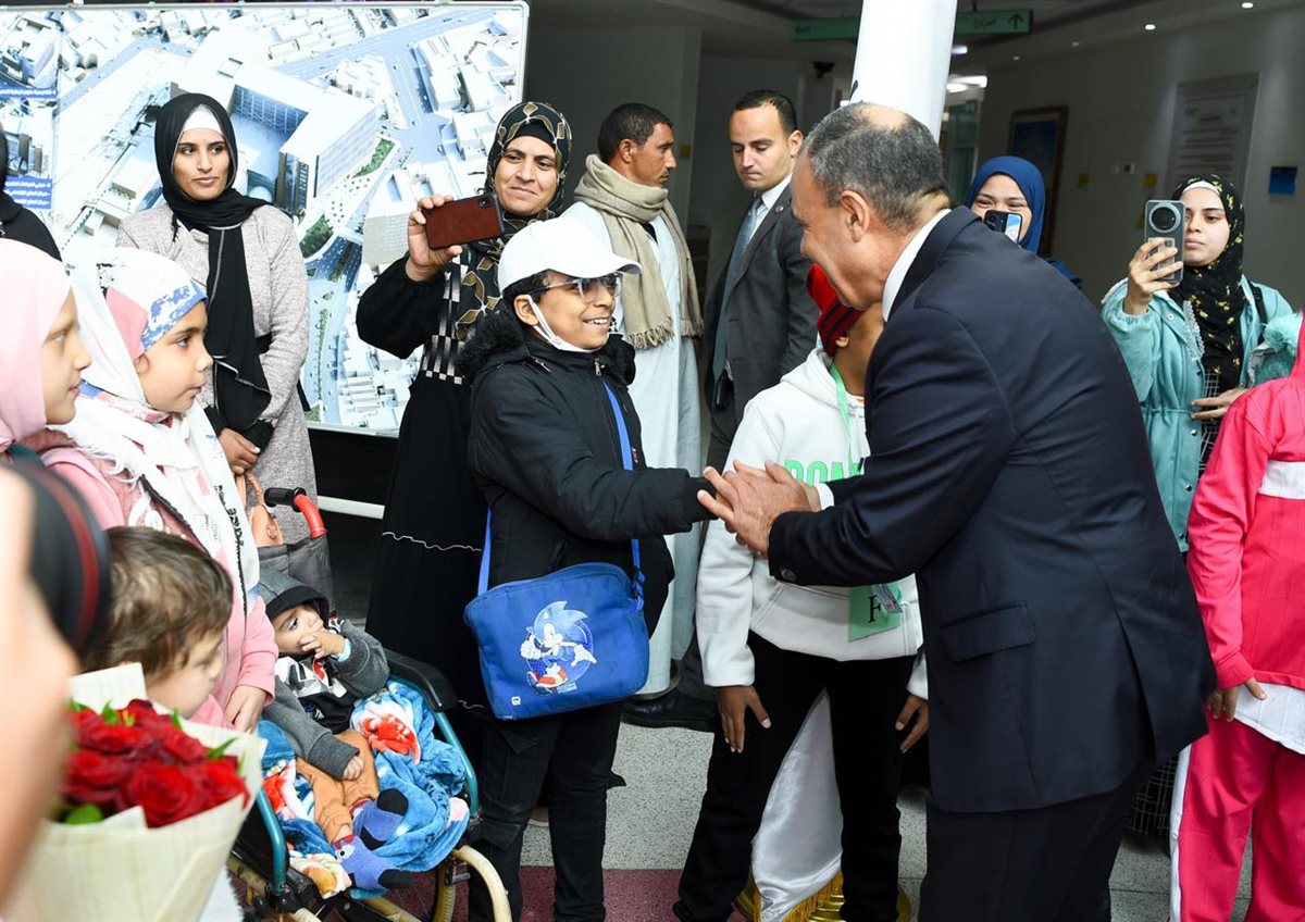 وزير الخارجية يتفد مستشفى 57357، فيتو