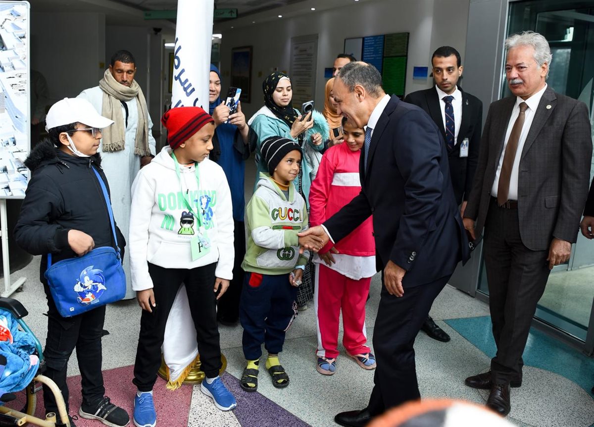 رئيس اللجنة العليا الدائمة لحقوق الإنسان مع أطفال مستشفى 57357، فيتو