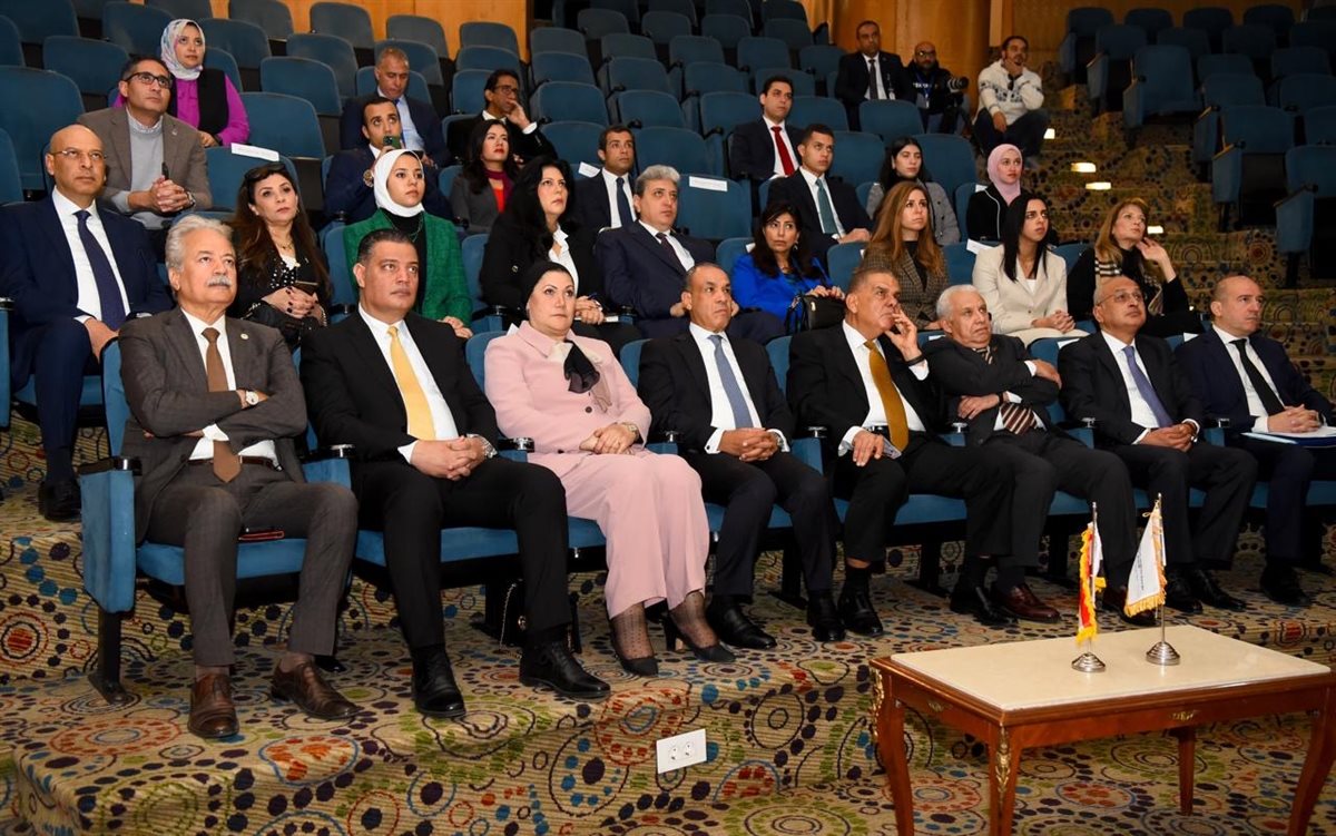 عبد العاطى يستمع إلى عرض تفصيلى حول تاريخ تطوير المستشقى، فيتو