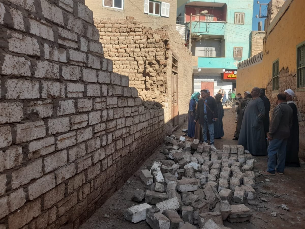 انهيار منزل من الطوب اللبن بقرية القصر في نجع حمادي بقنا