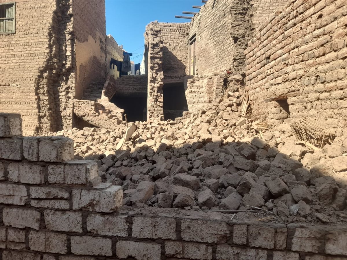 انهيار منزل من الطوب اللبن بقرية القصر في نجع حمادي بقنا