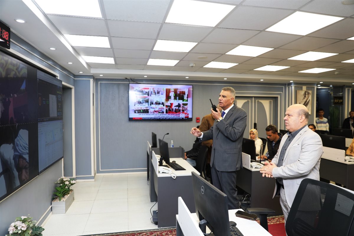 محافظ أسوان يتابع سير الانتخابات من مركز سيطرة الشبكة الوطنية