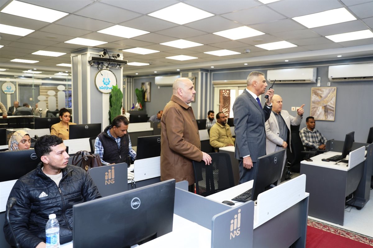 محافظ أسوان يتابع سير الانتخابات من مركز سيطرة الشبكة الوطنية