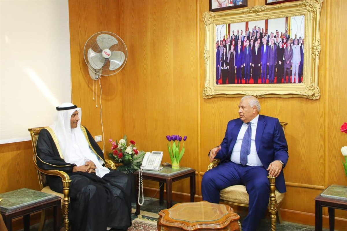 محافظ الوادي الجديد يلتقي وفد سعودي من الخبراء الزراعيين