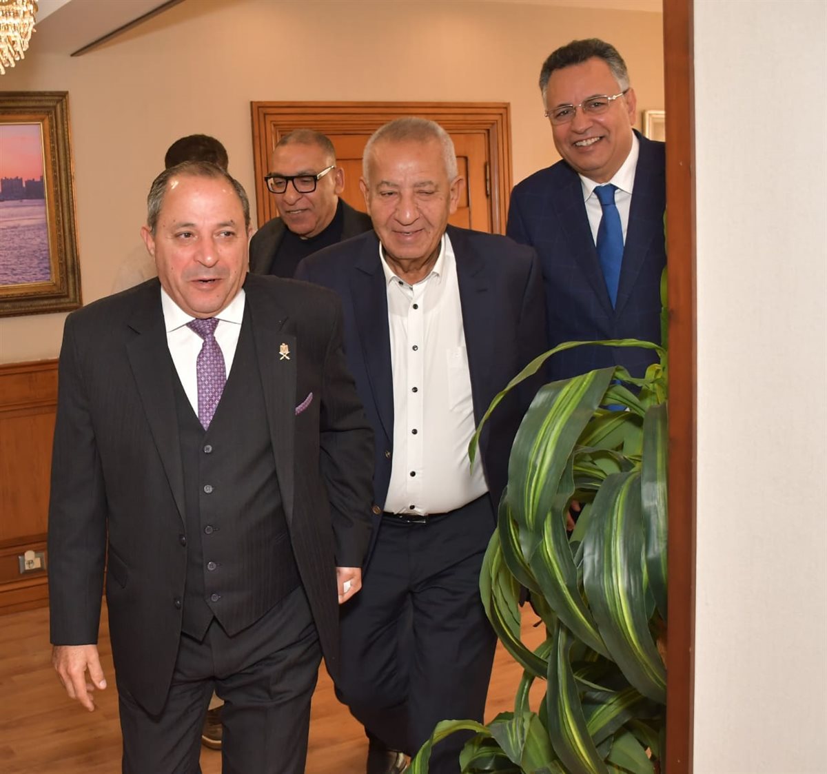 محافظ بورسعيد يبحث مع كامل أبو علي أعمال تطوير النادي المصري