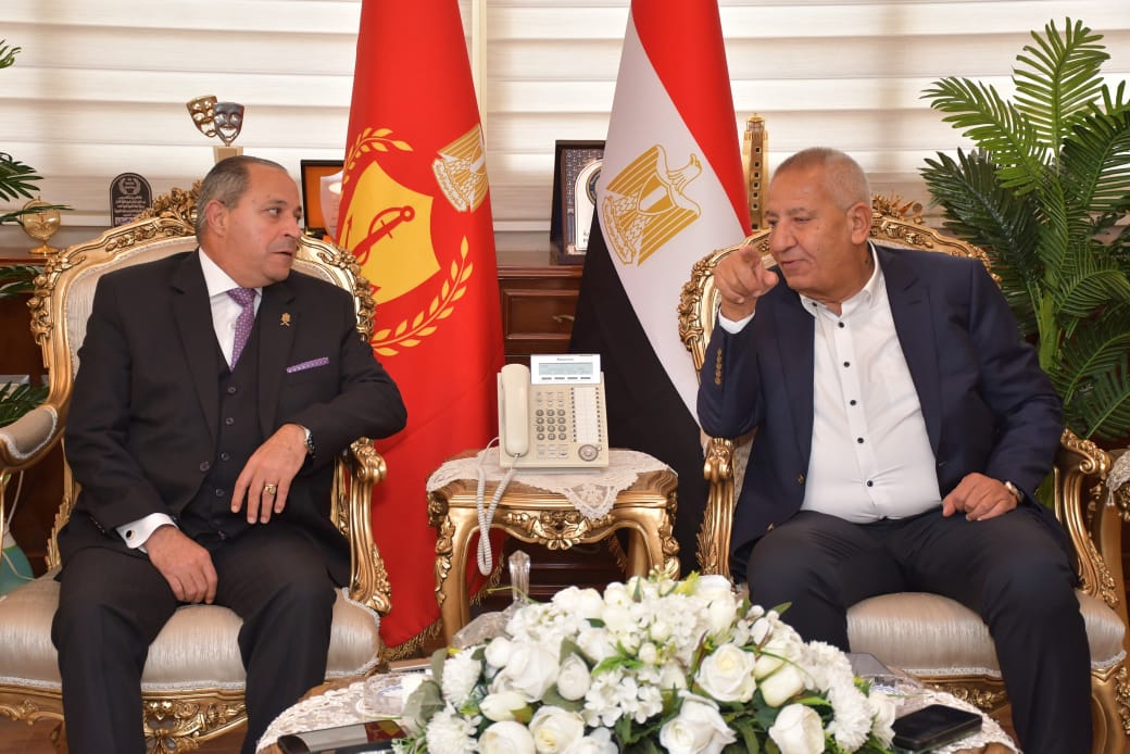 محافظ بورسعيد يبحث مع كامل أبو علي أعمال تطوير النادي المصري