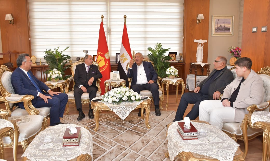 محافظ بورسعيد يبحث مع كامل أبو علي أعمال تطوير النادي المصري