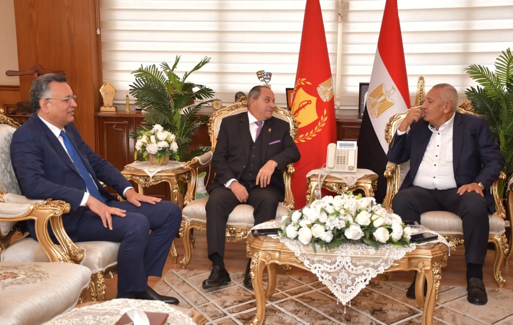 محافظ بورسعيد يبحث مع كامل أبو علي أعمال تطوير النادي المصري