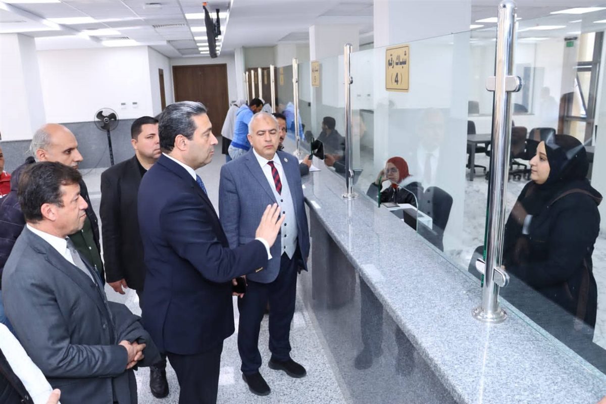 محافظ دمياط يتابع العمل داخل المركز التكنولوجي