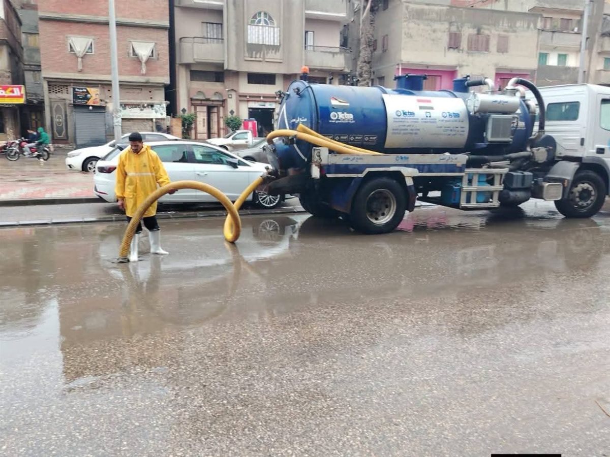 فرق مياه دمياط تعمل على مدار الساعة لمواجهة مياه الامطار&nbsp;